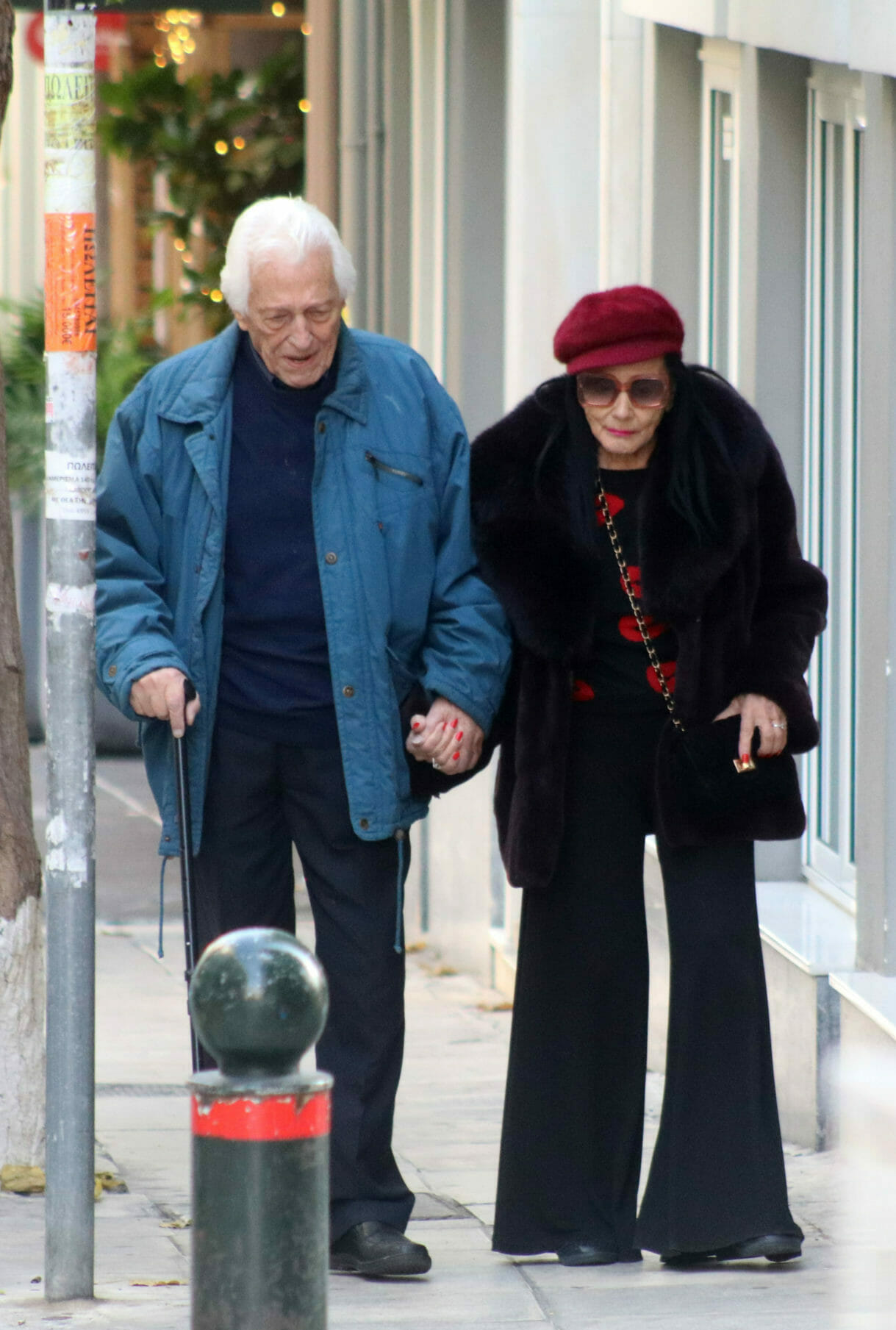 Ζωζώ Σαπουντζάκη: Βόλτα με τον σύντροφό της πιασμένοι χέρι - χέρι